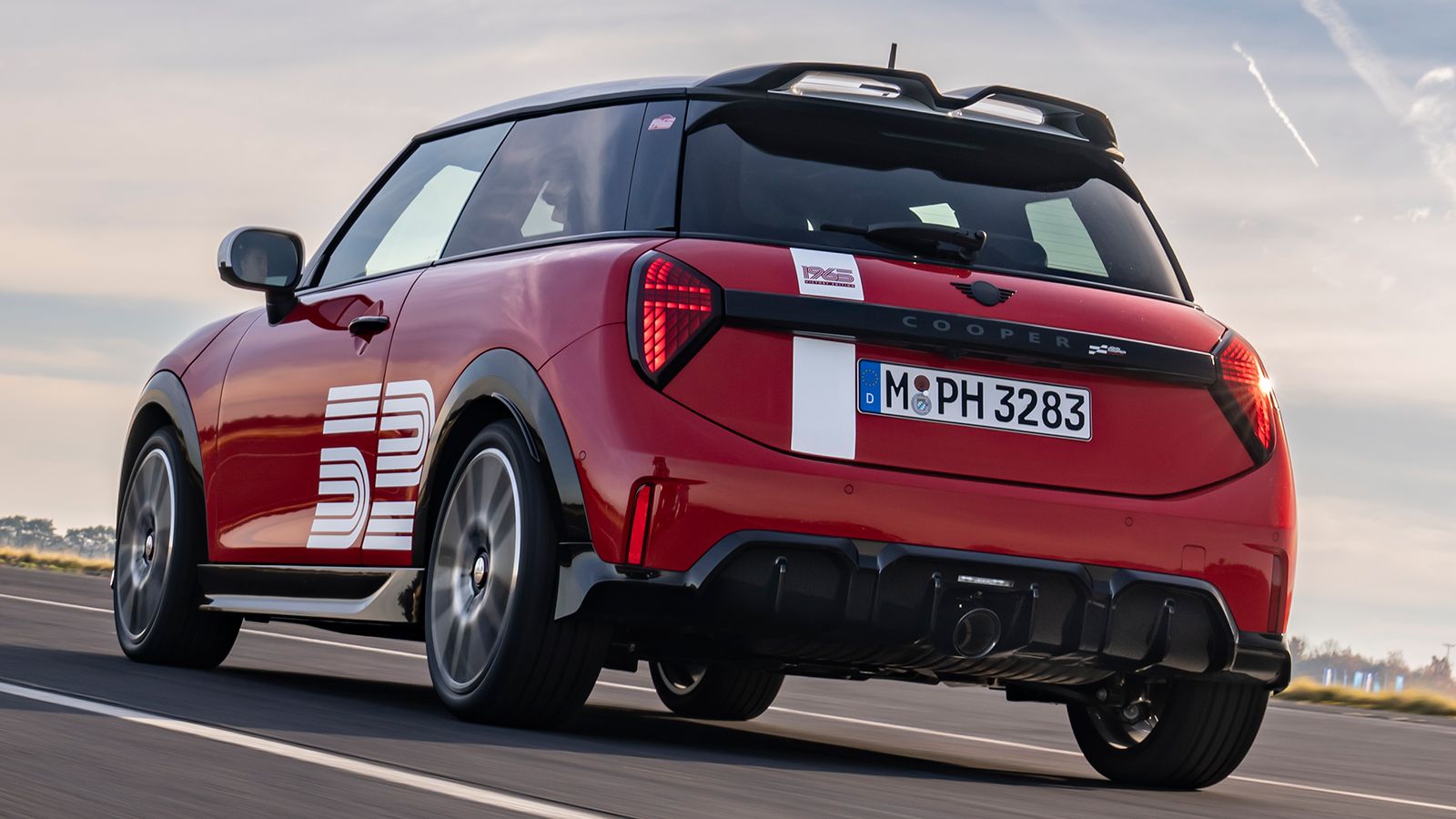 Το νέο MINI Cooper 1965 Victory Edition προσφέρεται στις εκδόσεις John Cooper Works, John Cooper Works Electric και Cooper S. 